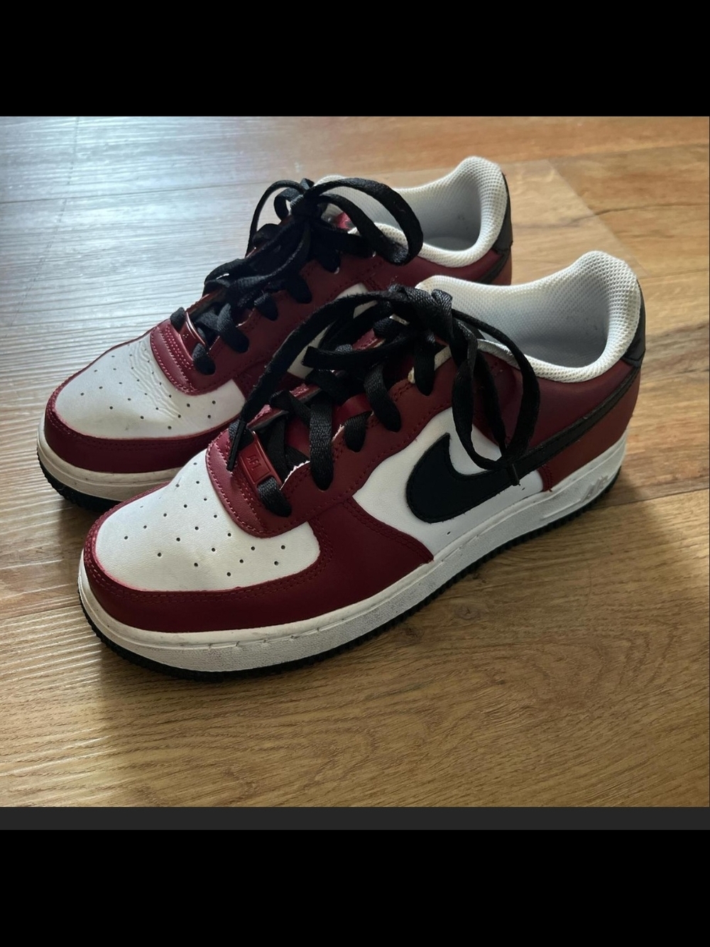 Nike Kids Low-Top Sneakers in Red, White & Black